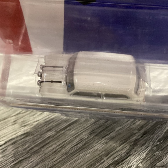 GreenLight | The Italian Job: 1967 Austin Mini Cooper S 1275 MKI - Die-Cast Car - Picture 8 of 10